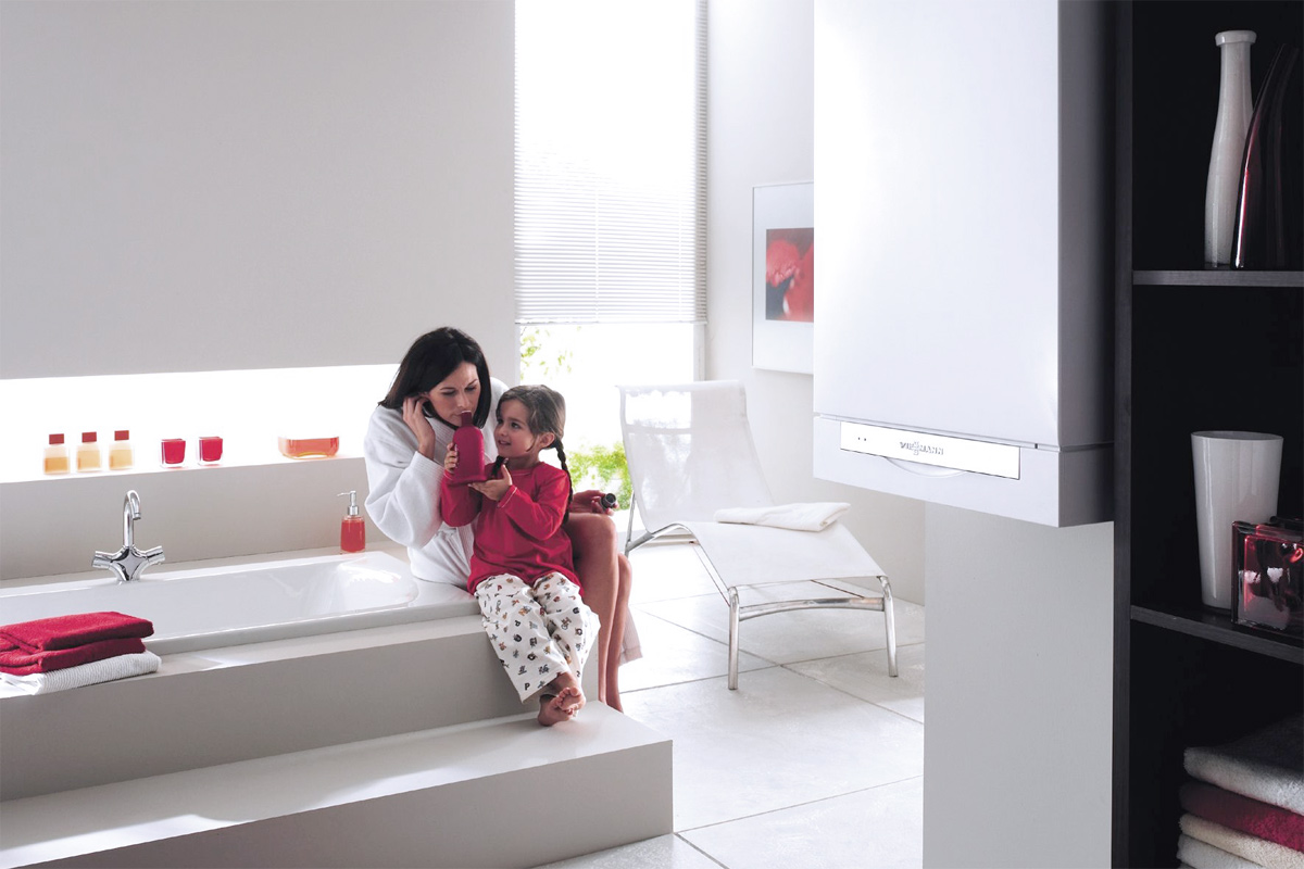 Mutter und Kind in einem eleganten Badezimmer mit moderner Heizkesseltechnik